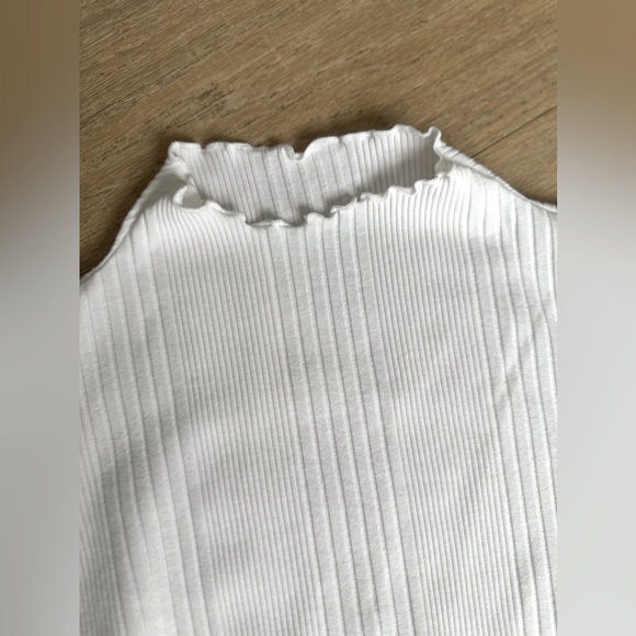 NWOT Cynthia Rowley scalloped mock neck longsleeve shirt Medium - Picture 2 of 6